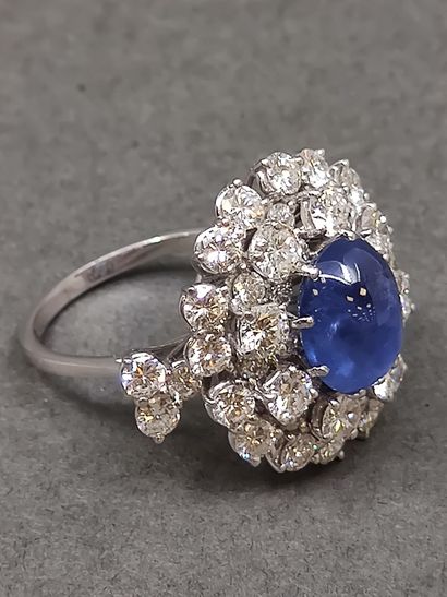 IMPORTANTE bague en or gris 750° ornée d'un...
