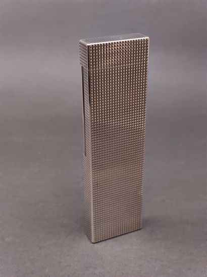 DUPONT

Briquet en metal argenté guilloc...