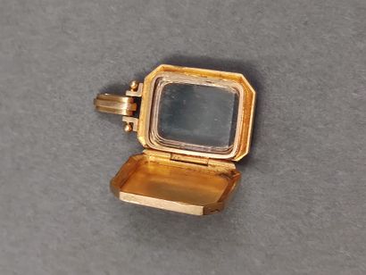 PENDENTIF porte-souvenir en or jaune 750°...