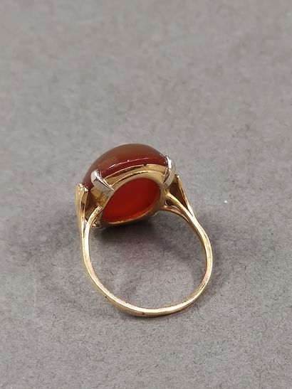 BAGUE en or jaune 750° ornée d'un cabochon...