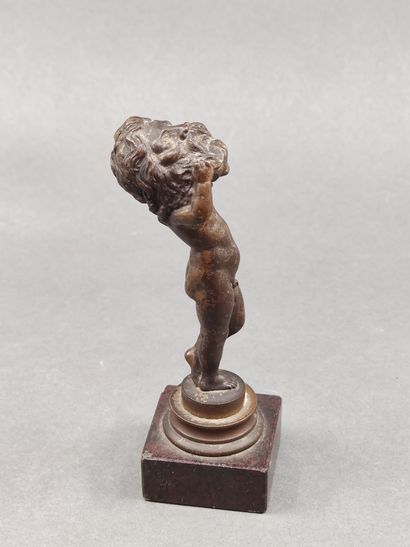 PETITE STATUE en bronze d un cherubin portant...