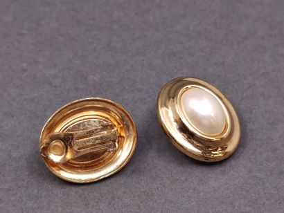 DIOR 

Paire de boucles d'oreille en métal...