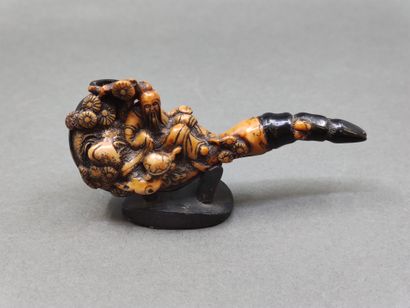 
PIPE richly carved representing a character...