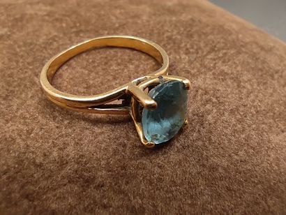 BAGUE en or jaune 750° ornée d'une topaze...
