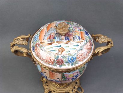 
CANTON



Pair of porcelain covered pots...