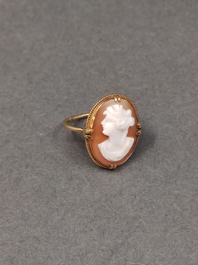 BAGUE en or jaune 750° ornée d'un camée coquille...