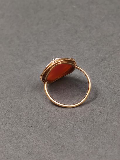BAGUE en or jaune 750° ornée d'un camée coquille...