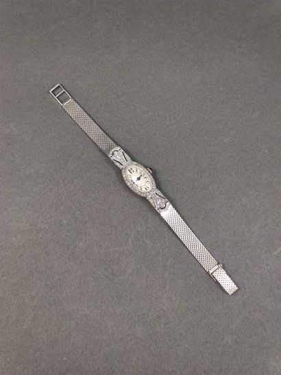 MONTRE en or gris 750°, boîtier ovale serti...