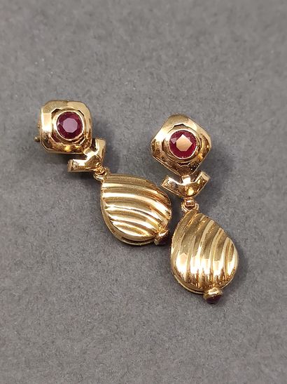 PAIRE de boucles d'oreilles en or jaune 750°...