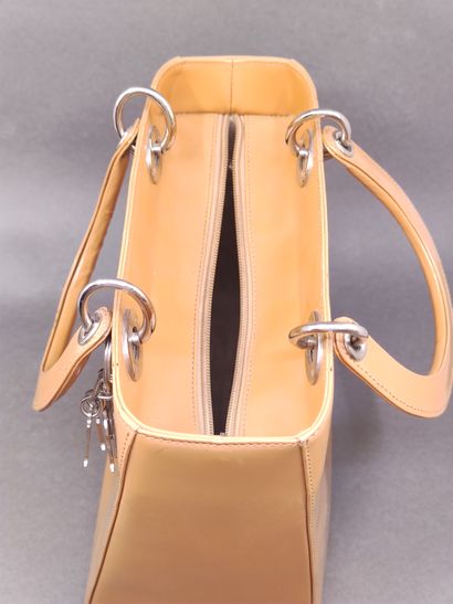 
CHRISTIAN DIOR Lady




Sac à main en cuir...