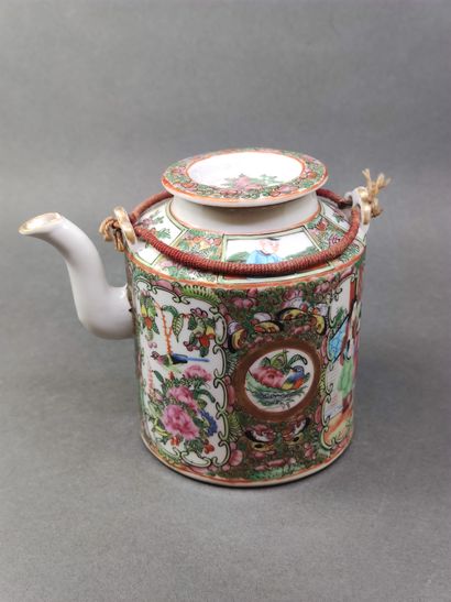 CHINE

Théière de Canton

Porcelaine à décor...