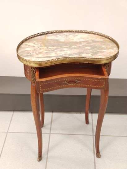 Petite table de milieu de forme rognon en...