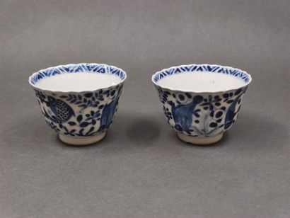 CHINE

Paire de bols à bordure festonnée...