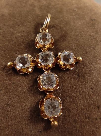 PENDENTIF croix en or jaune 750° ornée de...