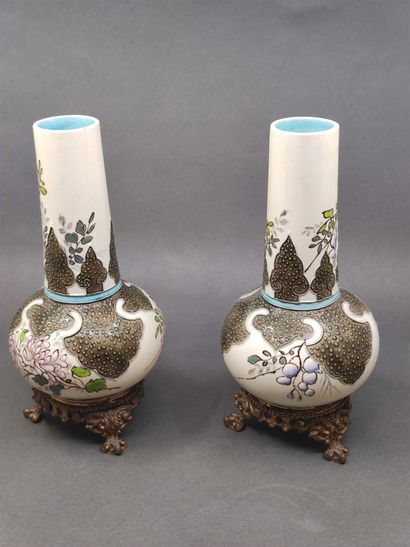 Paire de vases soliflores en faïence à décor...