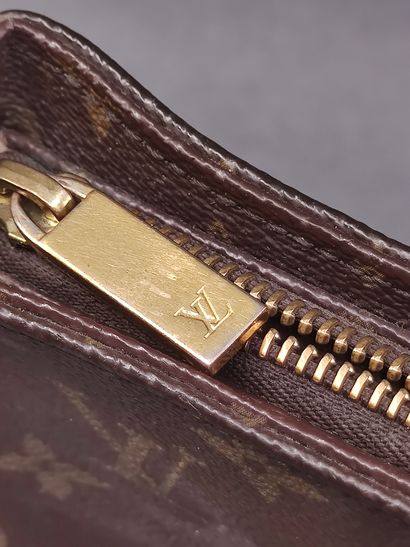 
LOUIS VUITTON Looping




Sac à main monogrammé...