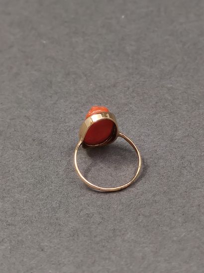 BAGUE en or jaune 750° ornée d'un camée corail...