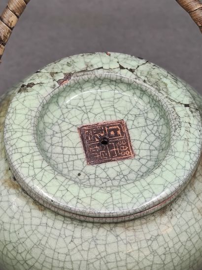 CHINE

Petite théière, couleur céladon marquée...