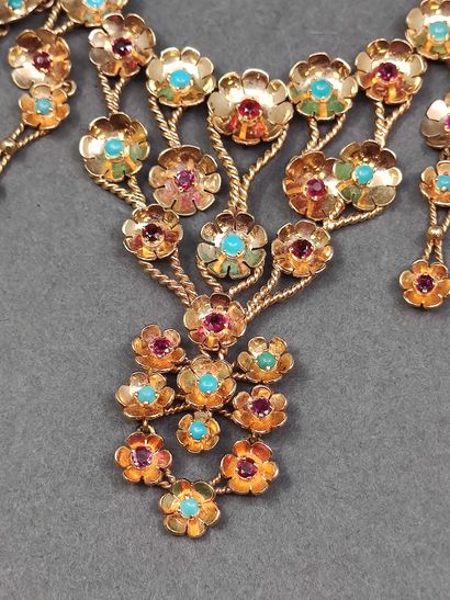
PARURE en or jaune 750° comprenant : 




COLLIER...