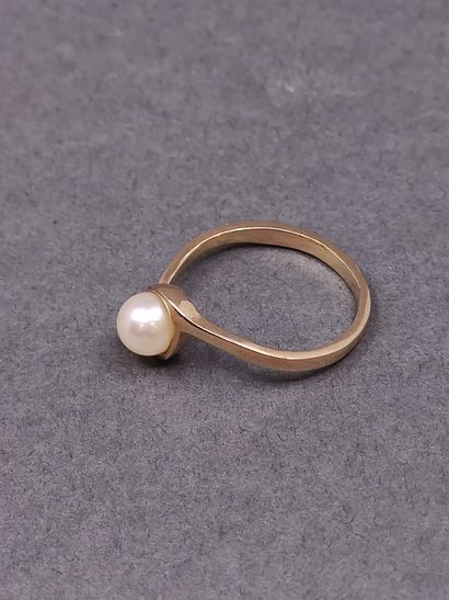 BAGUE en or jaune 750° ornée d'une perle...