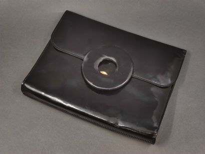 
DIOR 




Patent leather clutch bag




In...