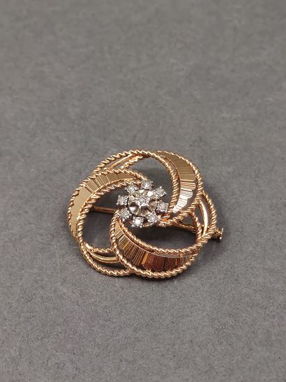 
BROCHE ronde en or deux tons 750 ornée de...