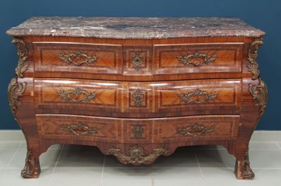 Commode tombeau ouvrant par quatre tiroirs...