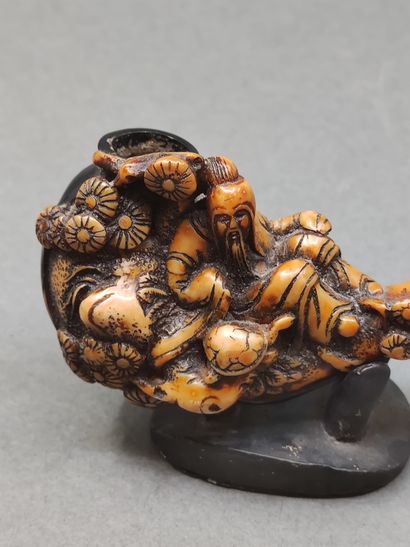 
PIPE richly carved representing a character...