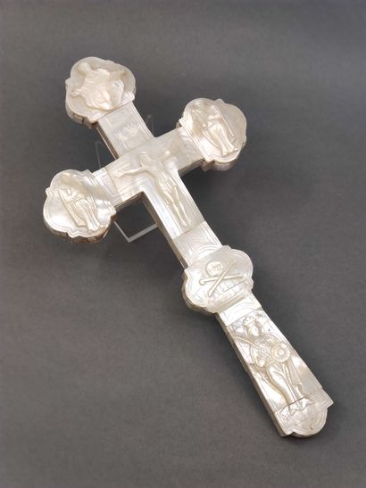 CRUCIFIX bi-face en bois marqueté de nacre...
