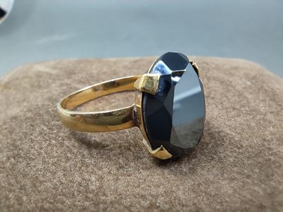BAGUE en or jaune 750° ornée d'une hématite...