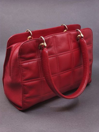 MAC DOUGLAS 

SAC à main en cuir rouge 

Dans...