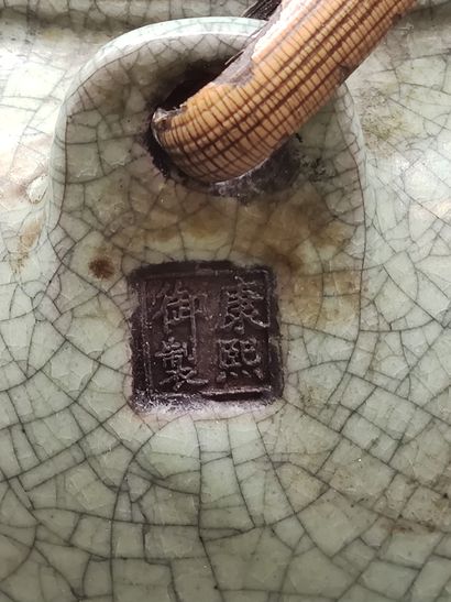 CHINE

Petite théière, couleur céladon marquée...