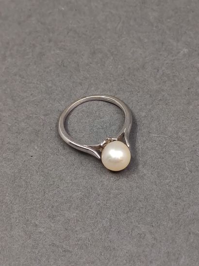 BAGUE en or gris 750° ornée d'une perle 

Poids...
