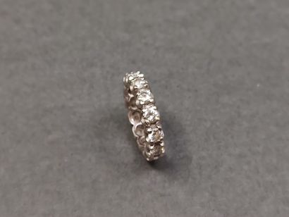 
ALLIANCE en or gris 750° ornée de 14 diamants...