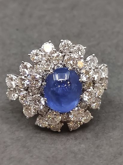 IMPORTANTE bague en or gris 750° ornée d'un...