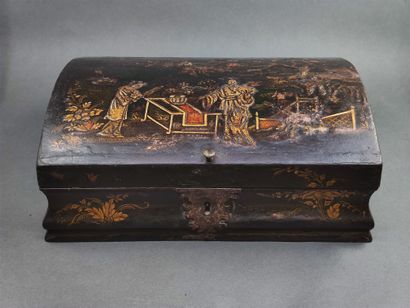 Boite à perruque en bois laqué et doré sur...