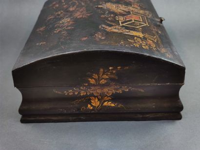 Boite à perruque en bois laqué et doré sur...