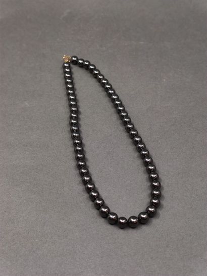 COLLIER d'hématites, fermoir en or jaune...