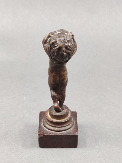 PETITE STATUE en bronze d un cherubin portant...
