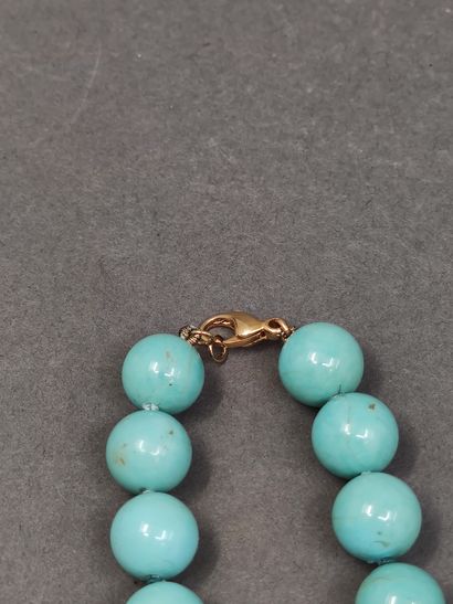 COLLIER de perles de turquoises, fermoir...