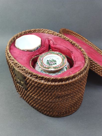 CHINE

Théière et bol de Canton 

Porcelaine...