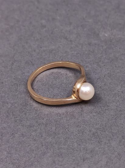 BAGUE en or jaune 750° ornée d'une perle...