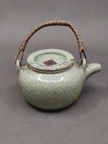CHINE

Petite théière, couleur céladon marquée...