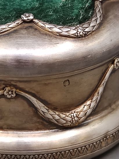 BOITE à bijoux ou à epingles en argent

Décor...