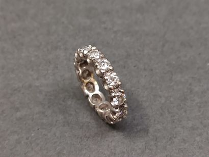 
ALLIANCE en or gris 750° ornée de 14 diamants...