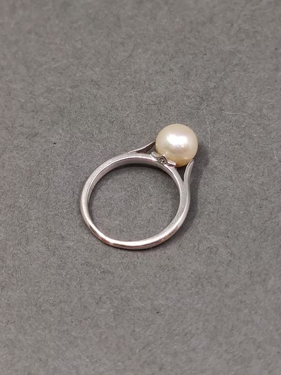 BAGUE en or gris 750° ornée d'une perle 

Poids...