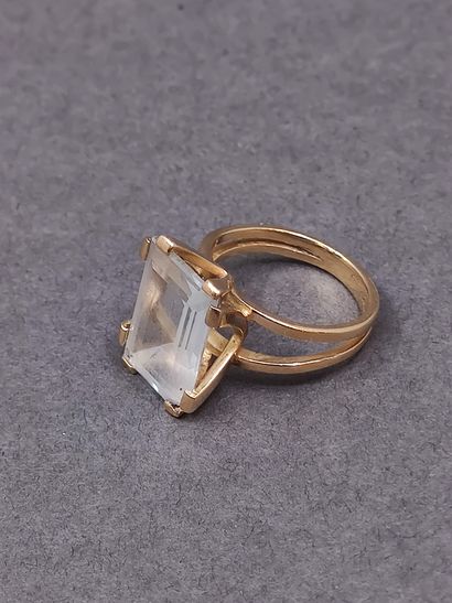 BAGUE en or jaune 750° ornée d'une aigue-marine...