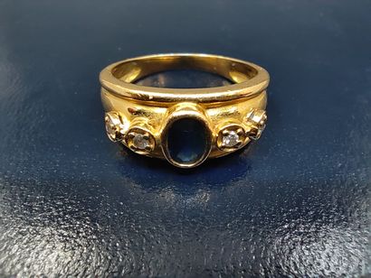 BAGUE en or jaune 750° ornée d'un saphir...