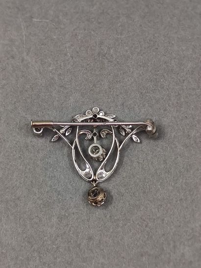 TRAVAIL Français 

DELICATE BROCHE en platine...
