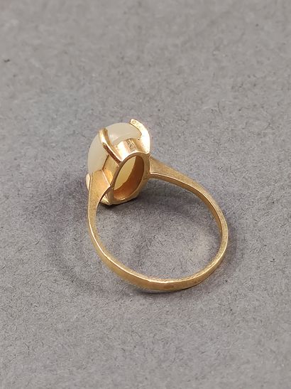 BAGUE en or jaune 750 ° ornée d'un cabochon...